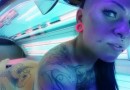 Scharfes tätowiertes Punk Girl vor der Livecam