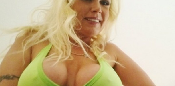 Junge Frau mit grosser Brust vor der Webcam